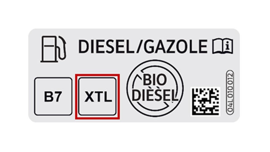Hinweisaufkleber für Dieselkraftstoff mit Symbolen B7, XTL (rot umrandet), Biodiesel, QR-Code und Infobuch-Symbol.